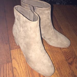 Brand New Size 8 gap booties